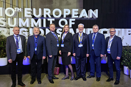 ES vadošie politiķi Samitā Monsā uzsver reģionālo investīciju un vienlīdzīgu iespēju visiem nozīmīgumu
