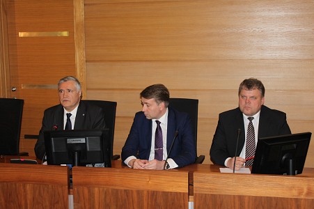 LPS Domes sēdē asas diskusijas par ceļu stāvokli Latvijā un plānoto nodokļu reformu