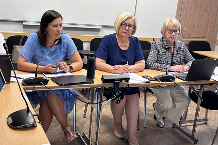 Komitejā pārrunāja pilnveidoto finansēšanas modeli "Programma skolā"