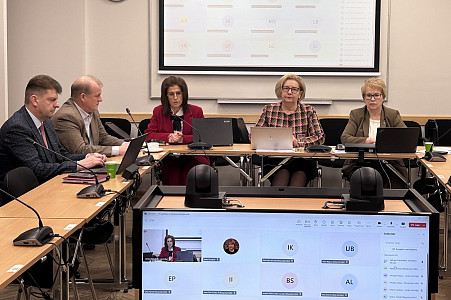Komitejā diskutē par skolēnu centralizēto eksāmenu rezultātiem pērn