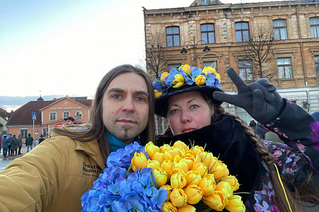 Cēsīs iedzīvotāji pulcējušies uz atbalsta koncertu Ukrainai