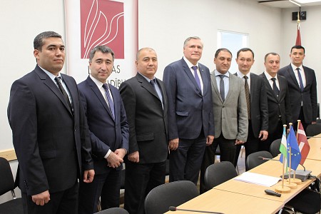 Latvijas Pašvaldību savienībā pieredzes apmaiņā viesojās delegācija no Uzbekistānas