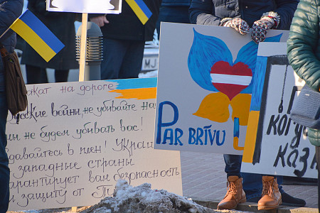 Valmierā aizvadīts emocionāls atbalsta pasākums Ukrainai