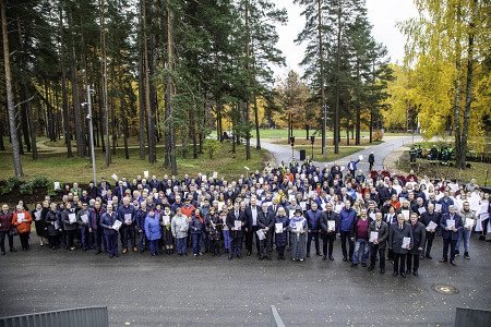 Mežaparka estrādē tapis unikāls pašvaldību veidots rododendru dārzs