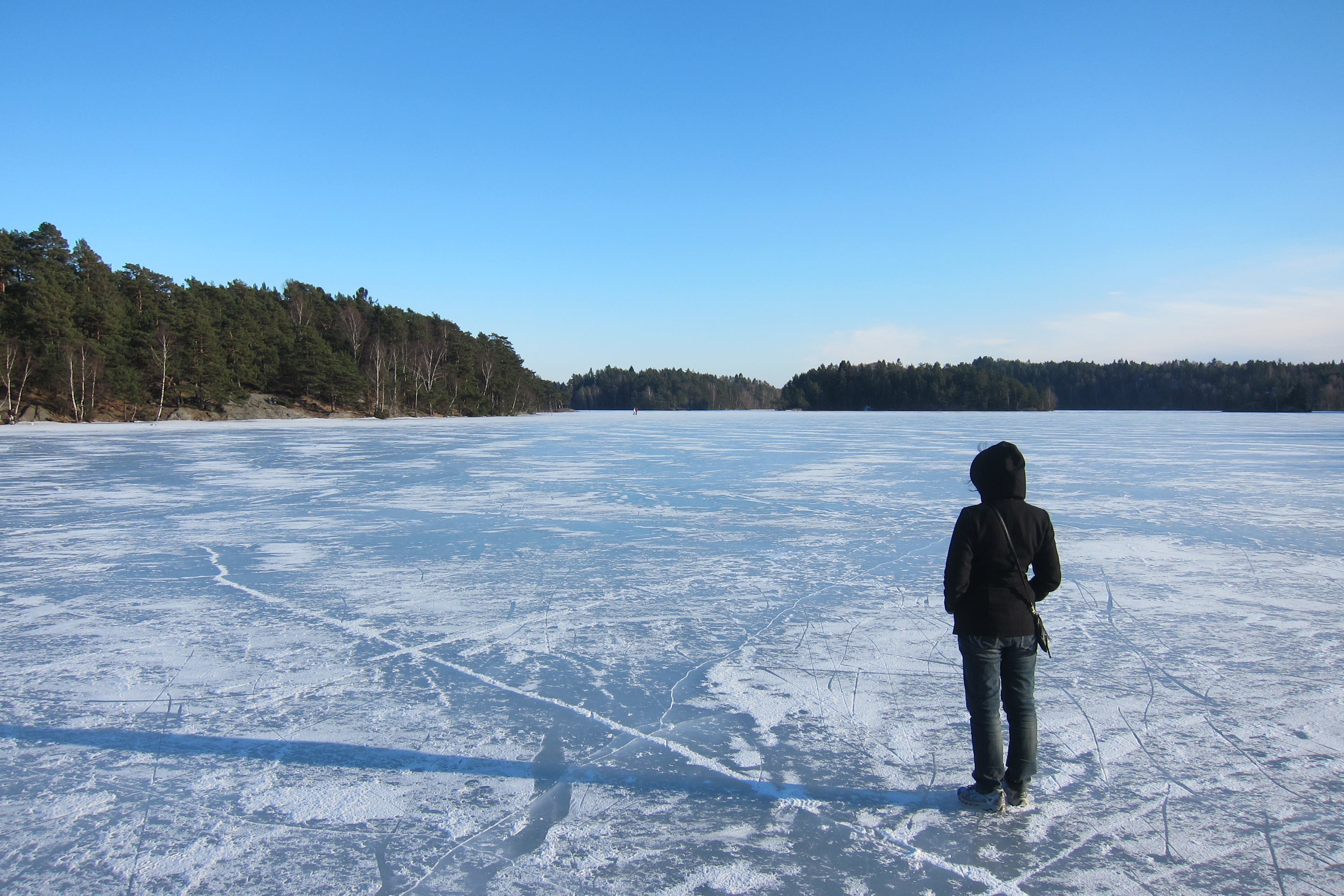 Лед на реках и озерах. Озеро Шакшинское. Озеро Шакша. Озеро Байкал ледостав. Лед на озере.